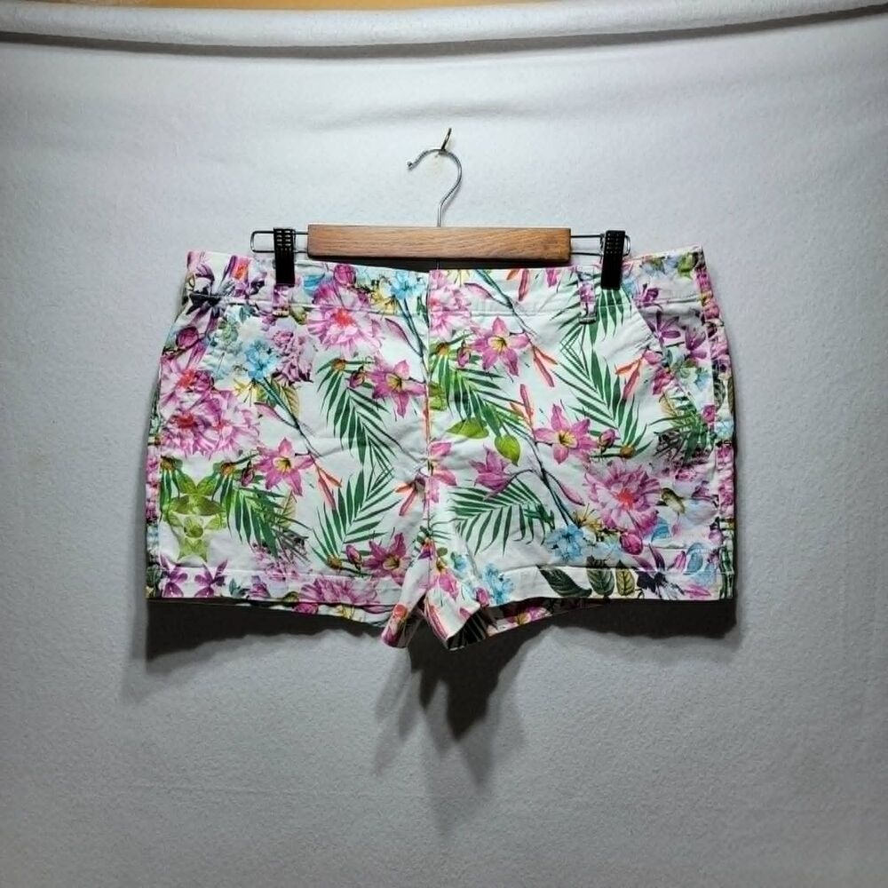 JCP Shorts Women's Size 14 White floral Cotton Blend Stretch Mid Rise 5 Pocket
